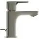 Ein moderner Wasserhahn in Silber von Ideal Standard mit einem schlichten Design, ausgestattet mit einem Hebel zur Steuerung des Wasserflusses.